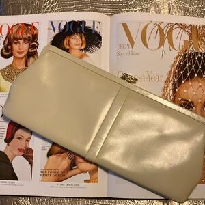 Beautiful, cream vintage clutch.